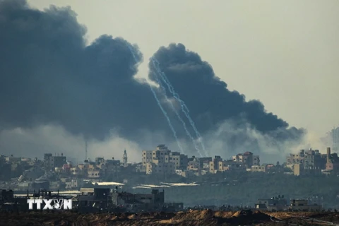 Khói bốc lên sau các vụ oanh tạc của Israel xuống Dải Gaza ngày 1/12/2023. (Ảnh: AFP/TTXVN)