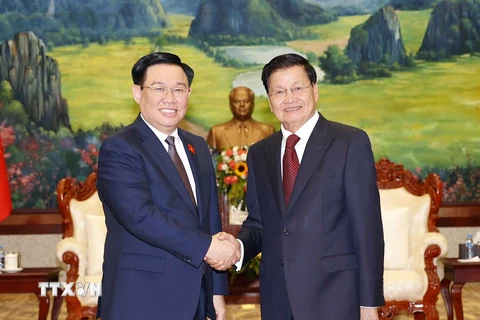Chủ tịch Quốc hội Vương Đình Huệ hội kiến Tổng Bí thư, Chủ tịch nước Lào Thongloun Sisoulith. (Ảnh: Doãn Tấn/TTXVN)