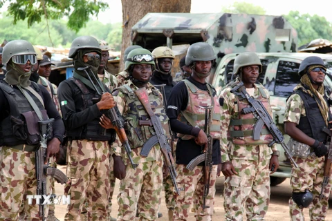 Binh sỹ quân đội Nigeria trong một chiến dịch truy quét phiến quân Boko Haram. (Ảnh: AFP/TTXVN) 