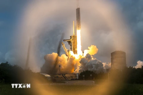 Tên lửa đẩy Falcon Heavy của Công ty SpaceX mang theo tàu vũ trụ Psyche rời bệ phóng tại Trung tâm Vũ trụ Kennedy ở bang Florida (Mỹ), ngày 13/10. (Ảnh: AFP/TTXVN)