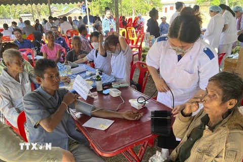 Các bác sỹ thăm khám sức khỏe cho những người dân có hoàn cảnh khó khăn tại tỉnh Khammouan. (Ảnh: TTXVN phát) 