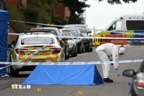 Cảnh sát điều tra tại hiện trường một vụ giết người tại Birmingham, Anh. (Ảnh: AFP/TTXVN)