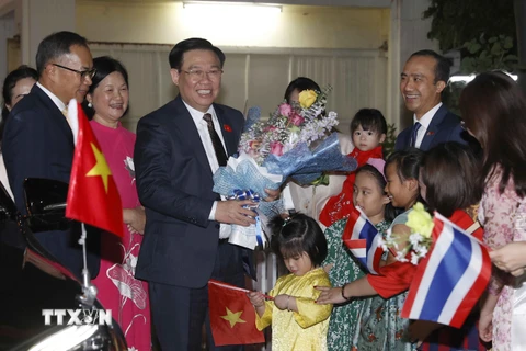 Chủ tịch Quốc hội Vương Đình Huệ với cán bộ, nhân viên, con em Đại sứ quán Việt Nam tại Thái Lan tại lễ đón. (Ảnh: Doãn Tấn/TTXVN)