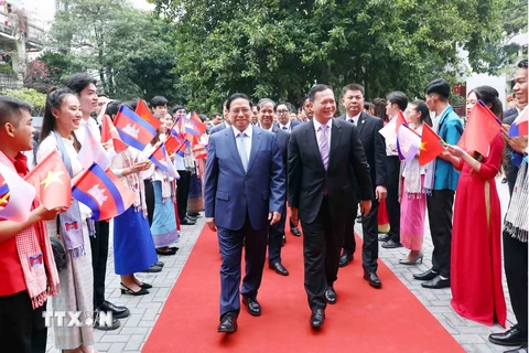 Thủ tướng Phạm Minh Chính và Thủ tướng Campuchia Samdech Hun Manet đến thăm Trường Đại học Ngoại thương. (Ảnh: Phạm Kiên/TTXVN)