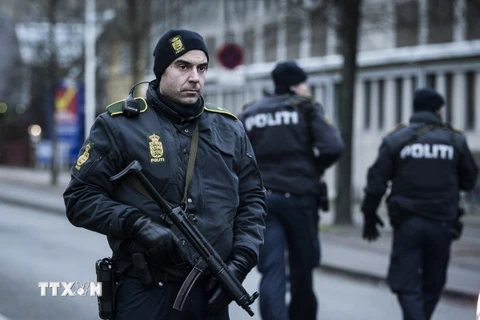 Cảnh sát Đan Mạch tuần tra tại ga tàu hỏa Noerrebro ở Copenhagen. (Ảnh: AFP/TTXVN) 