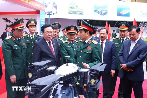 Chủ tịch Quốc hội Vương Đình Huệ thăm Tổng cục Công nghiệp Quốc phòng 
