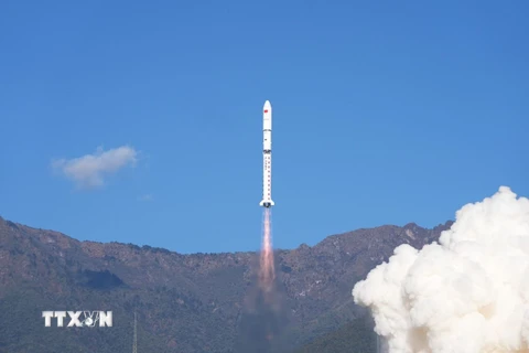 Tên lửa Trường Chinh-2D mang theo vệ tinh viễn thám Yaogan-39 được phóng từ Trung tâm phóng vệ tinh Tây Xương ở tỉnh Tứ Xuyên, Tây Nam Trung Quốc, ngày 10/12. (Ảnh: THX/TTXVN)