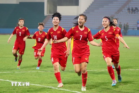 Các cầu thủ U20 Nữ Việt Nam ăn mừng bàn thắng san bằng tỷ số 1-1 trong trận đấu gặp U20 Nữ Ấn Độ. (Ảnh: Trung Kiên/TTXVN) 