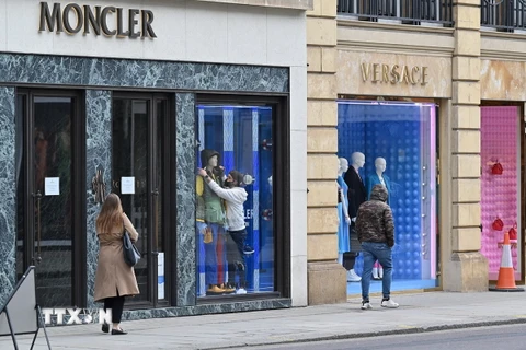 Một cửa hàng của thương hiệu thời trang Moncler ở London, Anh. (Ảnh: AFP/TTXVN)