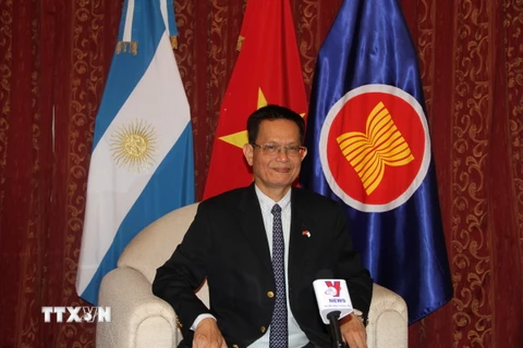 Đại sứ Việt Nam tại Argentina Dương Quốc Thanh trao đổi với phóng viên TTXVN. (Ảnh: Ngọc Tùng/TXVN) 