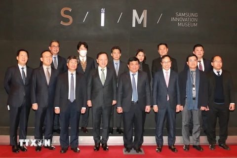 Đoàn đại biểu Bộ Kế hoạch và Đầu tư chụp ảnh lưu niệm với Đoàn đại biểu Tập đoàn Samsung tại Viện bảo tàng Đổi mới Samsung (Samsung Innovation Museum) khi tới thăm Tập đoàn Samsung tại Samsung Digital City ở thành phố Suwon, tỉnh Kyungg. (Ảnh: Đức Thắng/TTXVN)