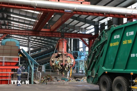 Quy trình thu gom rác đưa về xử lý vào dây chuyển phân loại rác trước khi chuyển vào lò đốt thành điện và làm phân bón hữu cơ. (Ảnh: Dương Chí Tưởng/TTXVN)