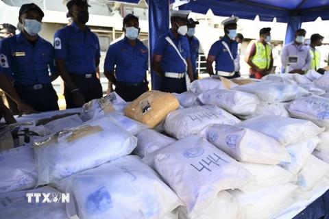 Hải quân Sri Lanka trưng bày số heroin thu giữ trên một tàu đánh cá tại khu vực ngoài khơi Colombo, ngày 25/1/2022. (Ảnh: AFP/TTXVN)