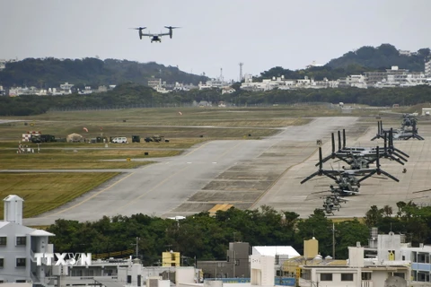 Một máy bay Osprey của Mỹ chuẩn bị hạ cánh xuống căn cứ Futenma ở Okinawa, Nhật Bản. (Ảnh: Kyodo/TTXVN)