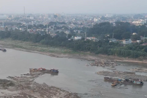 Sông Hồng, sông Đà cạn trơ đáy
