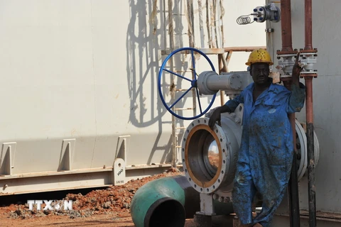 Công nhân làm việc tại một nhà máy lọc dầu ở Sudan. (Ảnh: AFP/TTXVN)