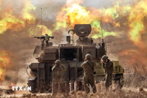 Quân đội Israel phóng đạn pháo về khu vực giáp giới Dải Gaza. (Ảnh: AFP/TTXVN) 