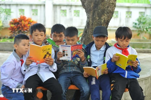 Người Việt không chỉ coi trọng việc đọc sách, xem đó là nguồn bổ sung kiến thức quan trọng cho học tập và nghiên cứu, mà còn hết sức hiếu học. (Ảnh: Minh Đức/TTXVN)