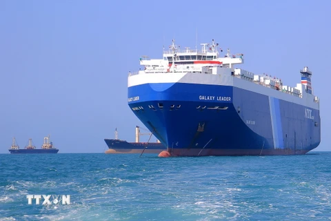 Tàu chở hàng Galaxy Leader (phải), bị lực lượng Houthi bắt giữ, về tới cảng tỉnh Hodeida, ngoài khơi Biển Đỏ. (Ảnh: AFP/TTXVN)