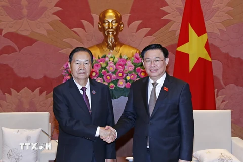 Chủ tịch Quốc hội Vương Đình Huệ tiếp Phó Chủ tịch Quốc hội Lào Chaleun Yiapaoher. (Ảnh: Nhan Sáng/TTXVN)