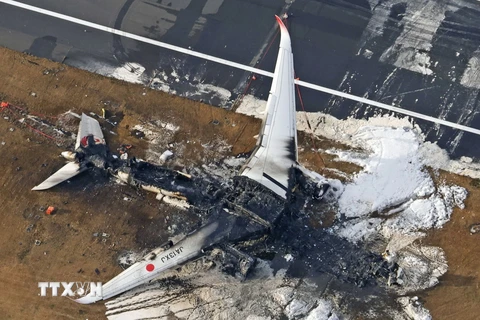 Hiện trường vụ tai nạn máy bay của Japan Airlines tại Sân bay Haneda. (Ảnh: Kyodo/TTXVN) 
