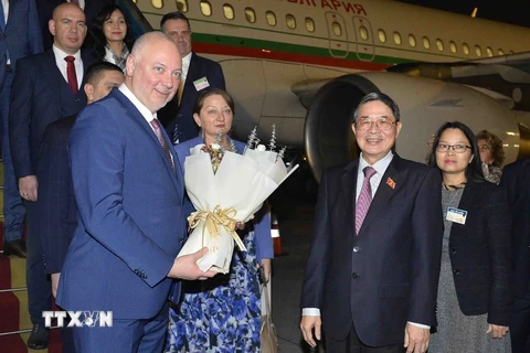 Phó Chủ tịch Quốc hội Nguyễn Đức Hải đón Chủ tịch Quốc hội Bulgaria Rossen Jeliazkov tại Sân bay Quốc tế Nội Bài, Hà Nội. (Ảnh: Minh Đức/TTXVN)