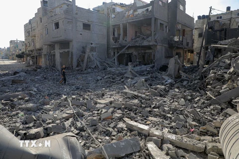 Cảnh đổ nát sau vụ không kích của Israel xuống thành phố Khan Younis, Dải Gaza. (Ảnh: THX/TTXVN) 