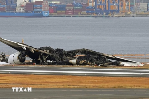 Máy bay chở khách của Hãng hàng không Japan Airlines sau vụ va chạm tại sân bay Haneda ở Tokyo, Nhật Bản. (Ảnh: Kyodo/TTXVN) 