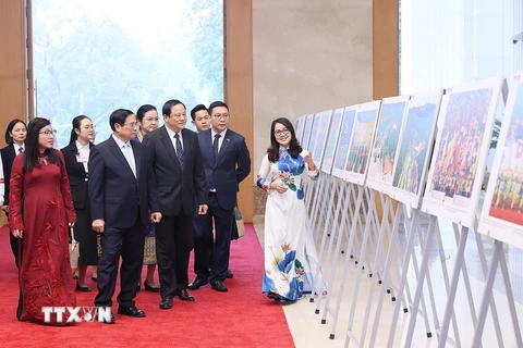 Thủ tướng Việt Nam và Lào tham quan trưng bày ảnh của TTXVN về quan hệ hai nước