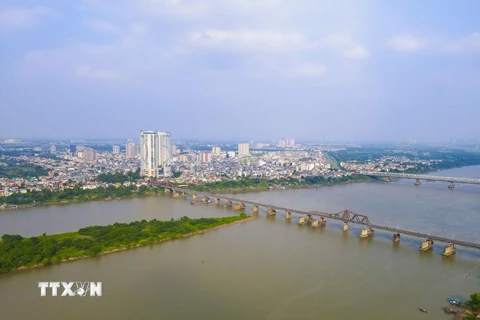Cầu Long Biên vắt qua sông Hồng. (Ảnh: TTXVN phát)