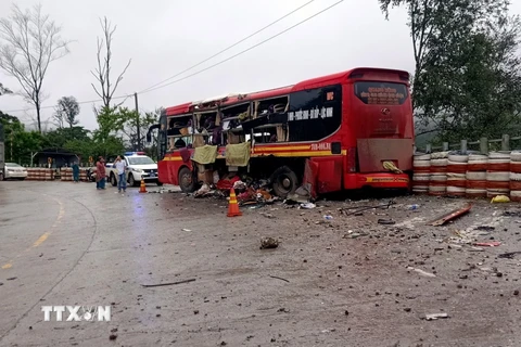 Hiện trường vụ tai nạn giao thông nghiêm trọng đã xảy ra trên đèo Lò Xo, đoạn qua thôn Măng Khênh, xã Đăk Man, huyện Đăk Glei (Kon Tum) làm 1 người chết, 12 người bị thương, rạng sáng 13/9/2023. (Ảnh: TTXVN phát)