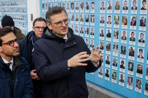 Ngoại trưởng Ukraine Dmytro Kuleba (phải) và Ngoại trưởng Pháp Stephane Sejourne thăm Bức tường tưởng nhớ những người bảo vệ đã hy sinh của Ukraine ở Kiev. (Nguồn: Reuters)