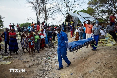 Chuyển thi thể nạn nhân tại hiện trường vụ sập mỏ vàng ở Chegutu, Zimbabwe ngày 30/9/2023. (Ảnh: AFP/TTXVN)
