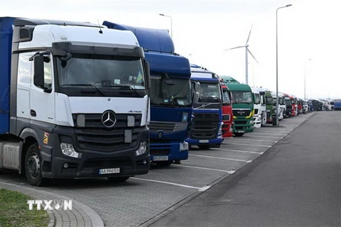 Xe tải xếp hàng tại cửa khẩu Korczowa ở biên giới Ba Lan-Ukraine, ngày 29/12/2023. (Ảnh: PAP/TTXVN)