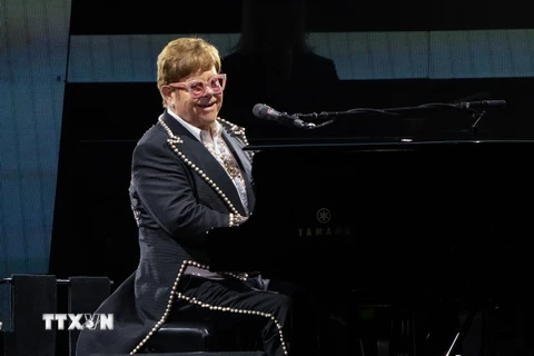 Danh ca Elton John biểu diễn trong chuyến lưu diễn vòng quanh thế giới "Farewell Yellow Brick Road" tại San Antonio, Texas, Mỹ, ngày 29/10/2022. (Ảnh: AFP/TTXVN)