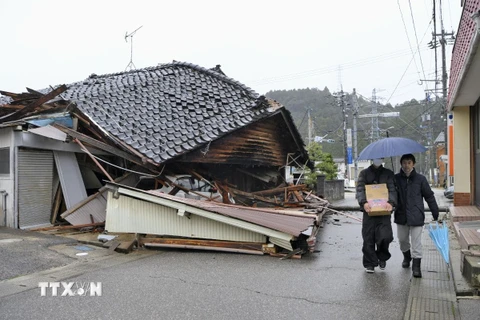 Một ngôi nhà đổ sập sau động đất tại tỉnh Ishikawa, Nhật Bản. (Ảnh: Kyodo/TTXVN) 