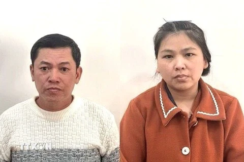 Đối tượng Bình Trần Thanh Bình và Nguyễn Thị Thanh Nguyệt bị công an bắt giữ. (Ảnh: TTXVN phát)
