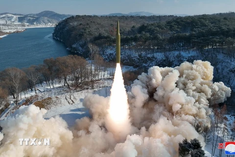 Triều Tiên phóng thử thành công tên lửa đạn đạo tầm trung sử dụng nhiên liệu rắn, ngày 14/1. (Ảnh: YONHAP/TTXVN)