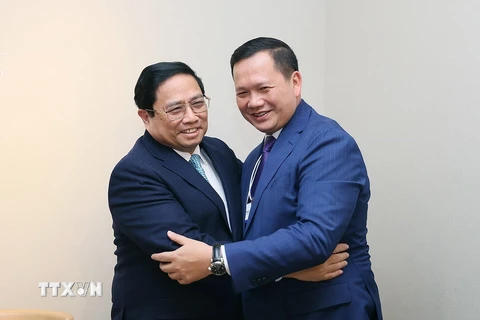 Thủ tướng Phạm Minh Chính gặp Thủ tướng Campuchia Hun Manet. (Ảnh: Dương Giang/TTXVN)