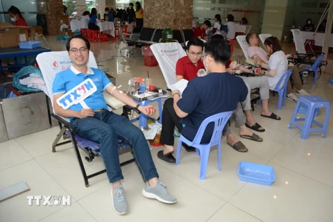 Thanh niên TTXVN khu vực miền Trung-Tây Nguyên tham gia hiến máu. (Ảnh: Văn Dũng/TTXVN)