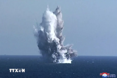 Hình ảnh do Hãng thông tấn Trung ương Triều Tiên đăng phát ngày 24/3/2023 cho thấy hệ thống vũ khí hạt nhân dưới nước "Haeil" được thử nghiệm ngoài khơi bờ biển huyện Riwon, tỉnh Nam Hamgyong trên Biển Nhật Bản. (Ảnh: AFP/TTXVN)