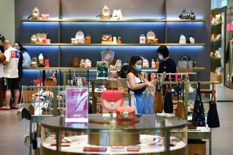 Khách du lịch mua sắm tại một trung tâm mua sắm miễn thuế ở Tam Á, tỉnh Hải Nam, miền Nam Trung Quốc. (Nguồn: Xihua)