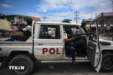 Cảnh sát tuần tra trên đường phố Port-au-Prince, Haiti. (Ảnh: AFP/TTXVN)