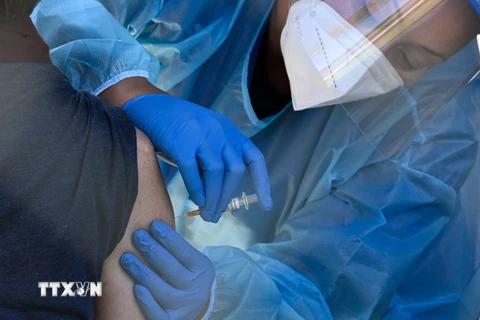 Nhân viên y tế tiêm vaccine ngừa bệnh cúm cho người dân tại San Fernando, California, Mỹ. (Ảnh: AFP/TTXVN)