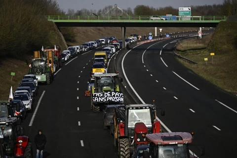 Nông dân dùng máy kéo để phong tỏa đường cao tốc A16. (Nguồn: AFP)