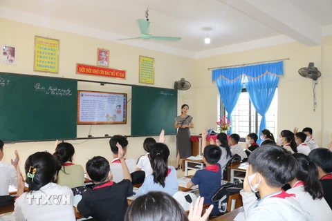 Nhiều địa phương tại Nghệ An thực hiện điều chuyển, biệt phái giáo viên giữa các nhà trường để phù hợp với từng môn học. (Ảnh: Bích Huệ/TTXVN)