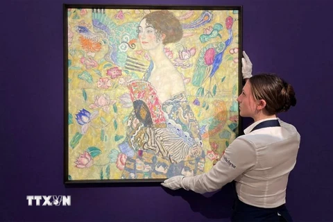 Bức tranh "Lady with a Fan" của danh họa người Áo Gustav Klimt được trưng bày tại nhà đấu giá Sotheby's ở London, Anh. (Ảnh: AFP/TTXVN)