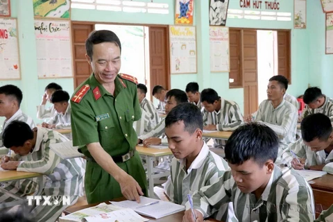 Lớp học xóa mù tại Trại giam Gia Trung (Mang Yang, Gia Lai). (Ảnh: Quang Thái/TTXVN)