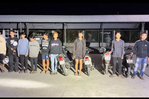 Các đối tượng cùng phương tiện bị tạm giữ tại Công an huyện Châu Phú, tỉnh An Giang. (Ảnh: Công an cung cấp)