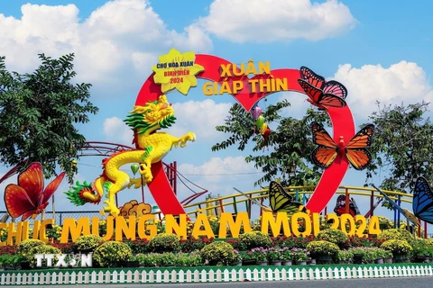 Cổng chào Chợ hoa Xuân Bình Điền 2024, Thành phố Hồ Chí Minh được thiết kế linh vật Tết Giáp Thìn. (Ảnh: Mỹ Phương/TTXVN)